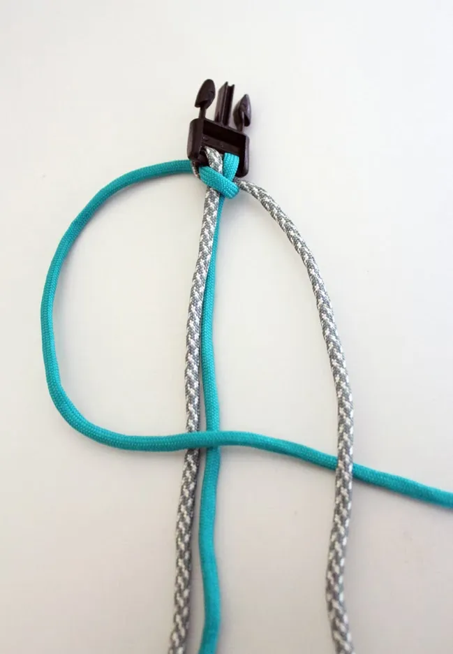 A diagram showing the formation of a "4" shape and the placement of the right cord over the left.