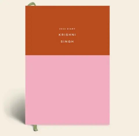 A stylish diary to help a dog walker stay organised.