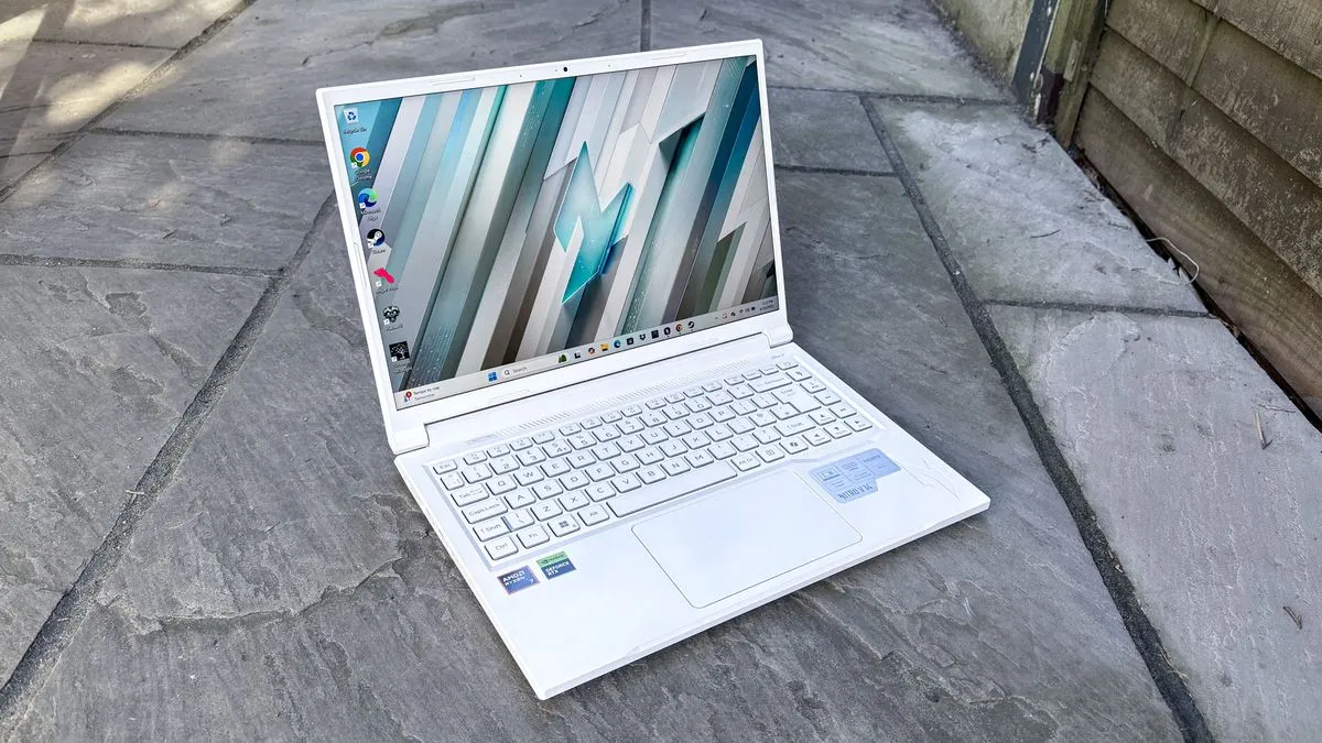 Acer Nitro V 14 in Pearl White