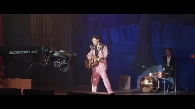Austin Butler as Elvis at the piano