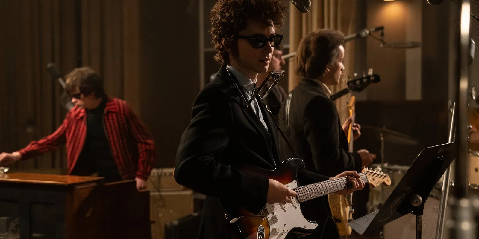 Bob Dylan plays with his band in A Complete Unknown