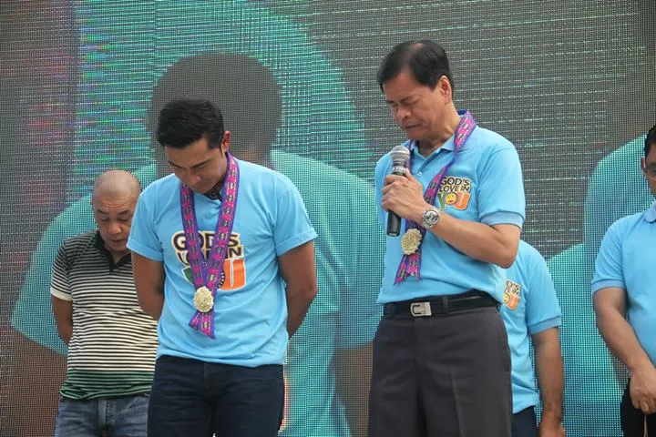 Bowing before God, a prayerful person is uplifted to the throne of grace. :)