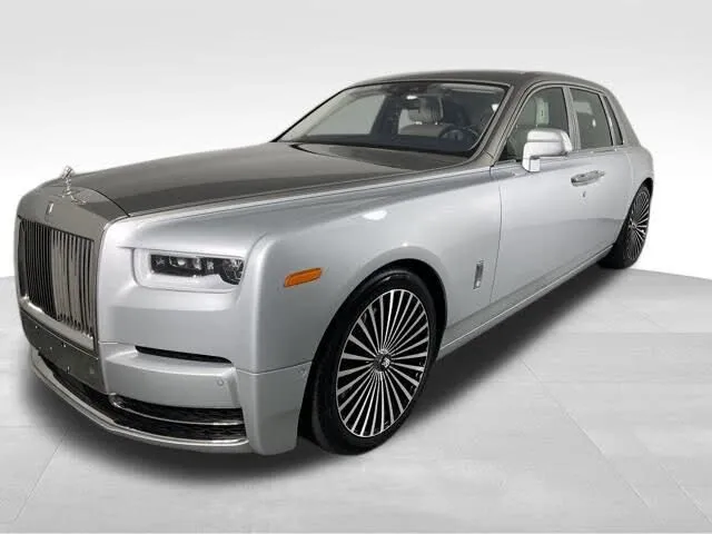 Elegant side profile of a 2018 Rolls-Royce Phantom in Premiere Silver, showcasing its distinctive lines and signature proportions.