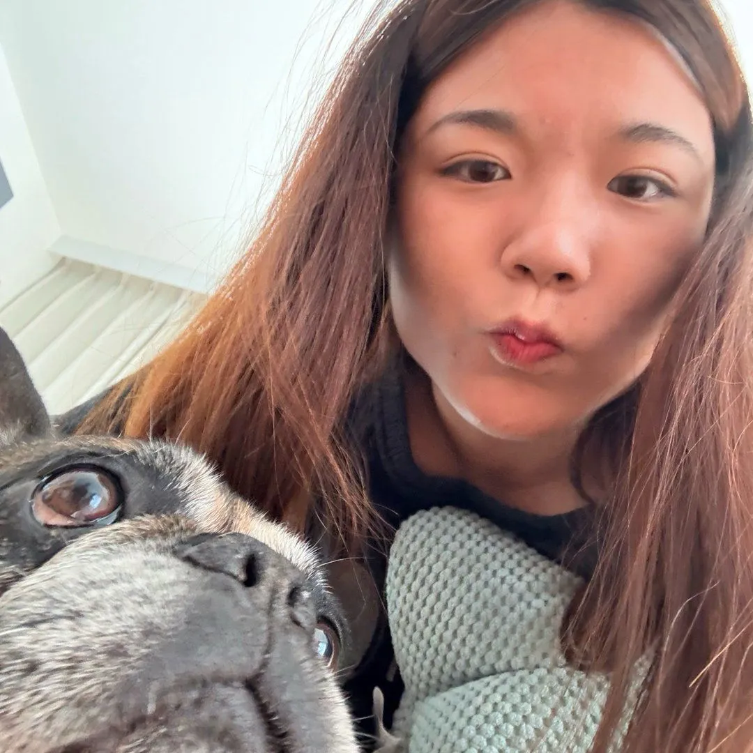 Experienced dog walker interacting with a happy dog in Rotterdam