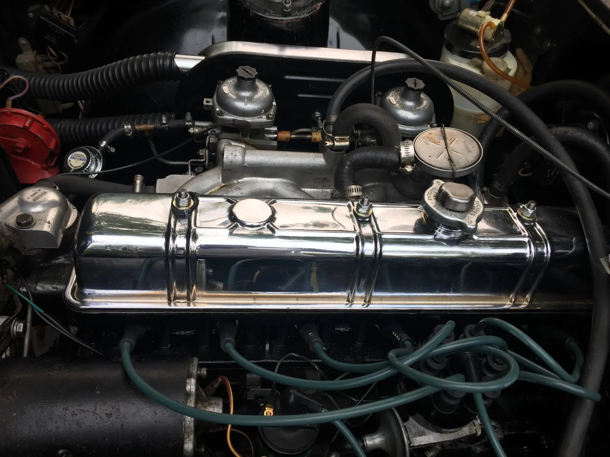 Interior cabin of the 1967 Triumph 2000 Mk1 Saloon, featuring the original Standard-Triumph AM radio and dashboard layout