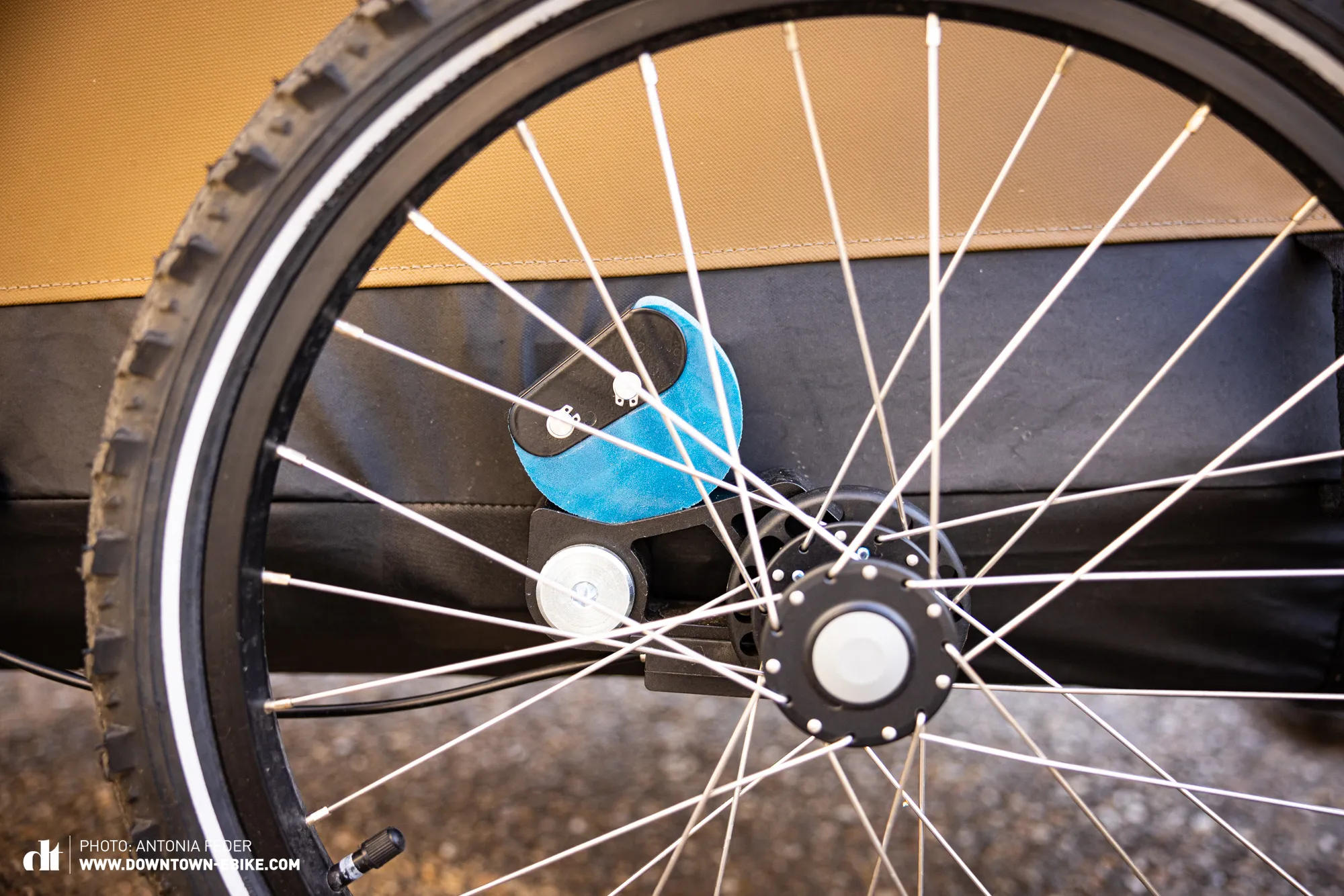 The Croozer AirPad suspension system on a dog bike trailer is shown in detail.