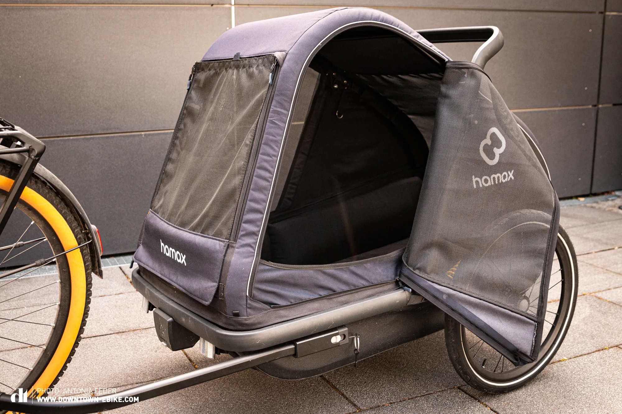 The Hamax dog trailer features a side entry and exit, facilitating easy access for dogs.