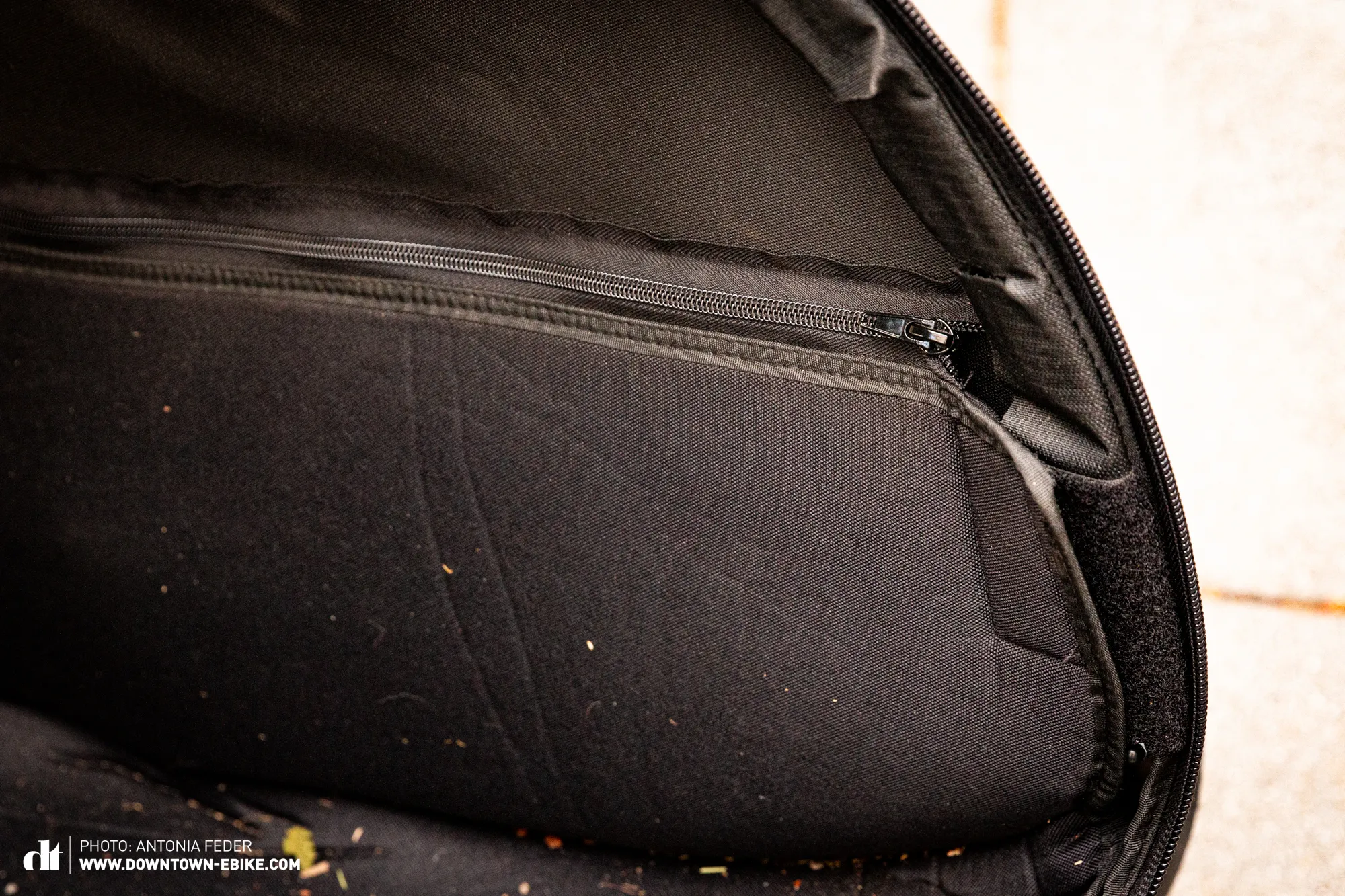 The interior of the Hamax dog trailer is visible, highlighting a zipper system for easy fabric removal.