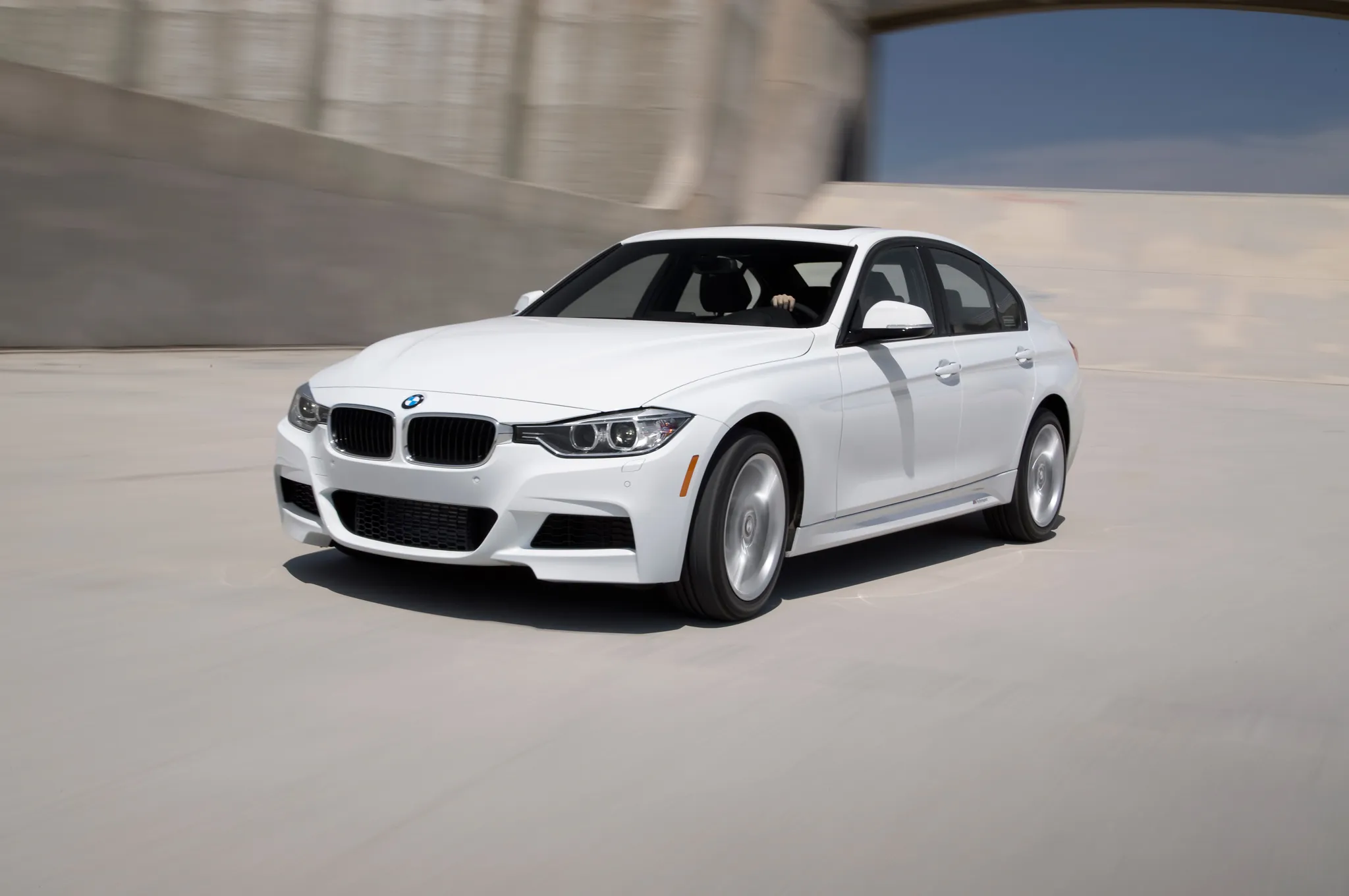 2013-BMW-335i-xDrive-front-three-quarter-turn2