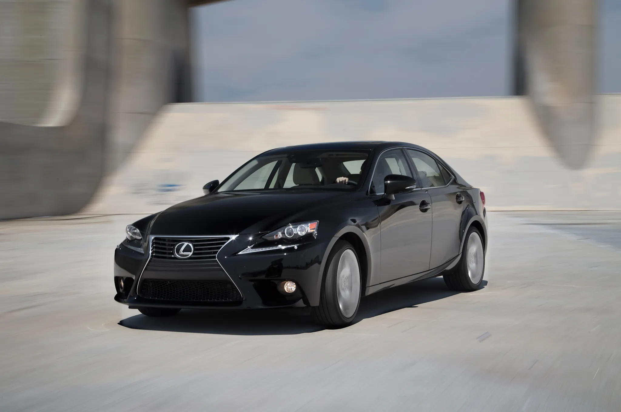 2014-Lexus-IS-350-AWD-front-three-quarter-turn