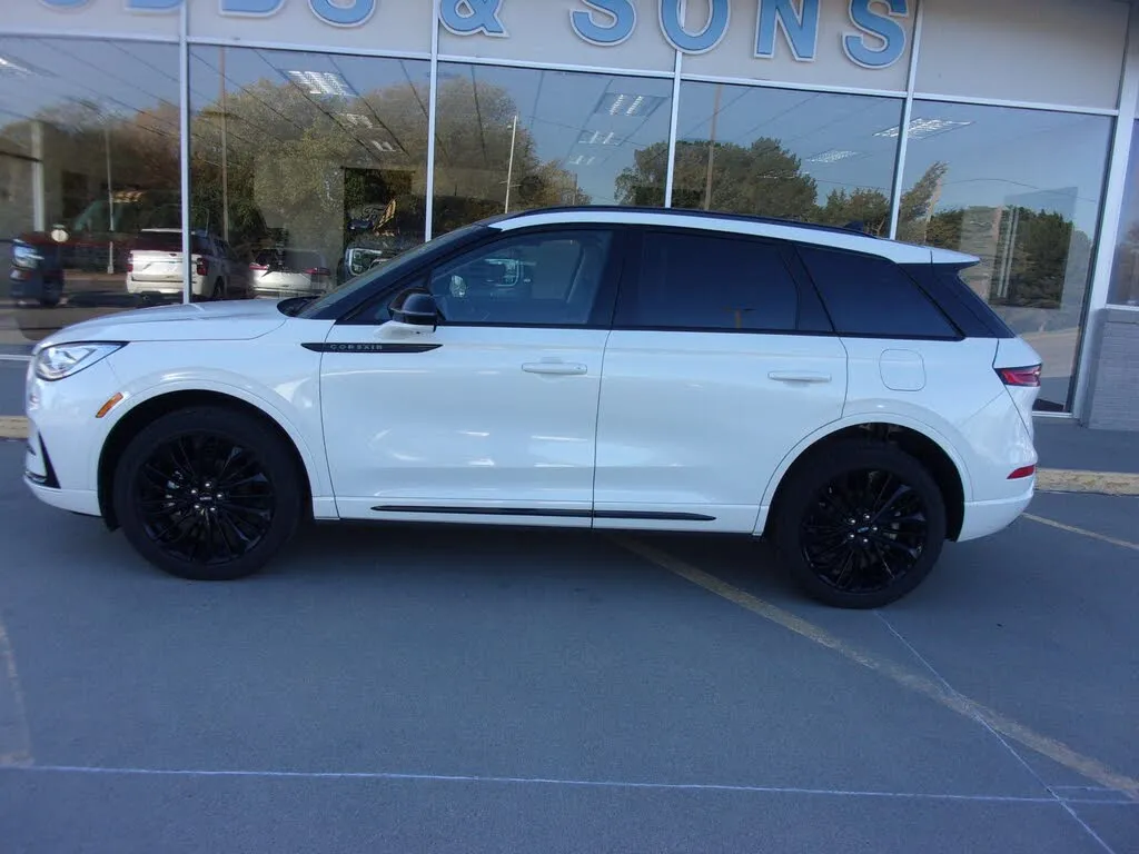 A white 2023 Lincoln Corsair Reserve AWD showcasing its sleek design