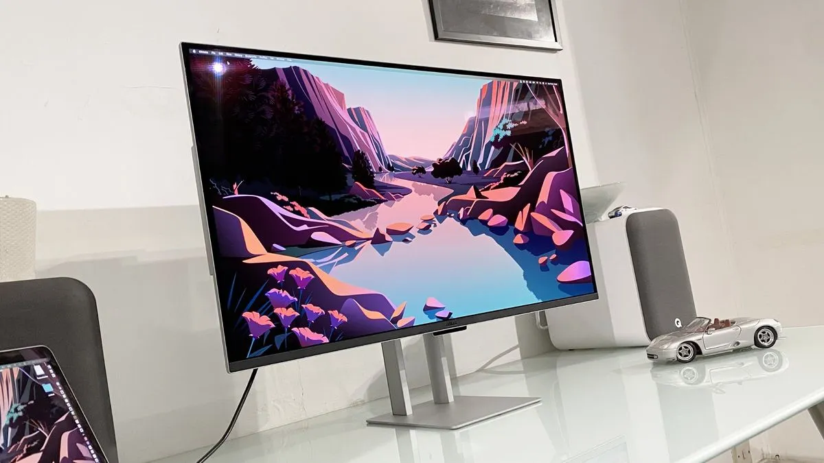 ASUS ProArt PA32UCDM on a clean desk setup