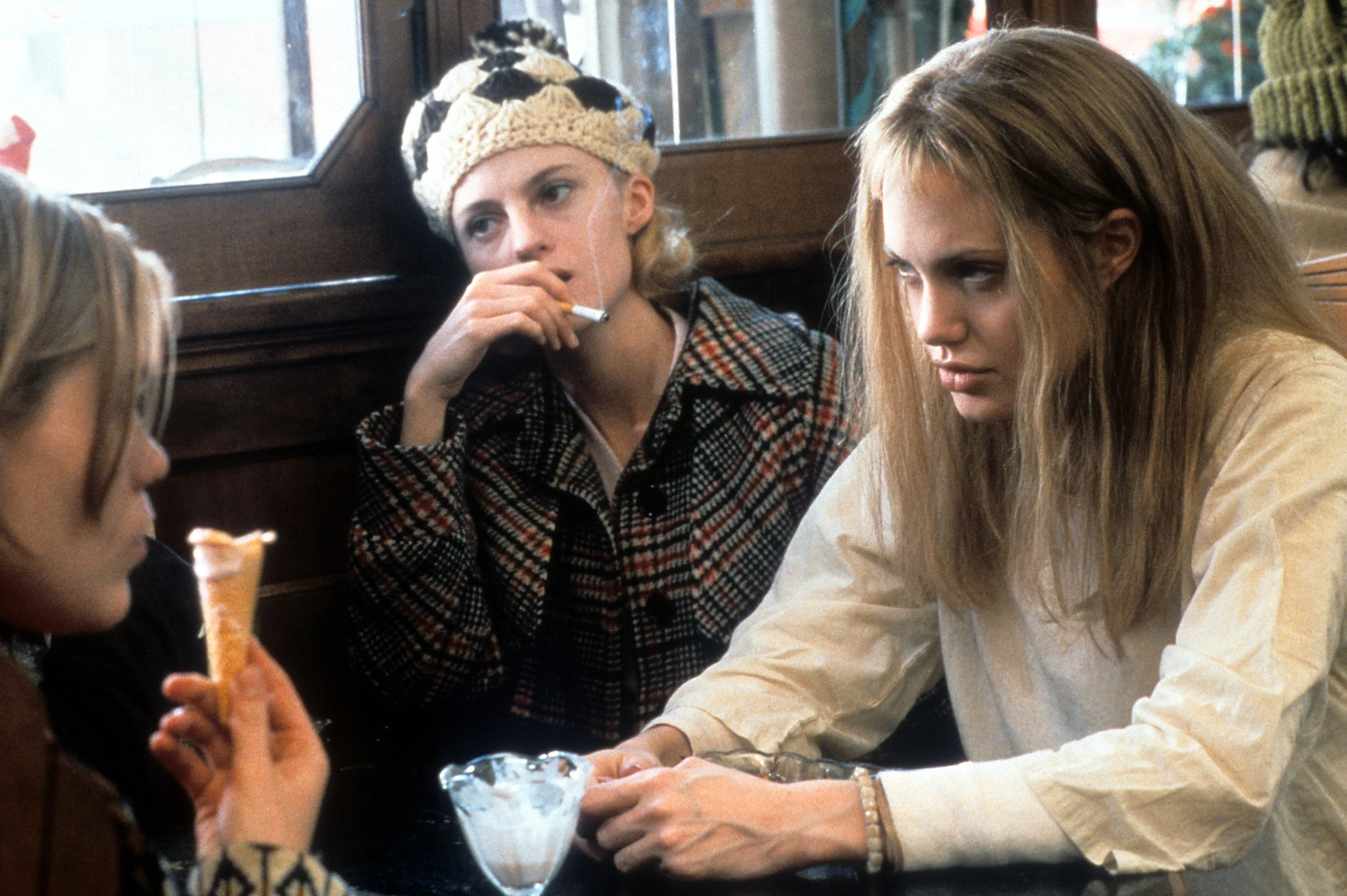 Clea DuVall and Angelina Jolie in a scene from Girl, Interrupted, with Jolie portraying Lisa Rowe