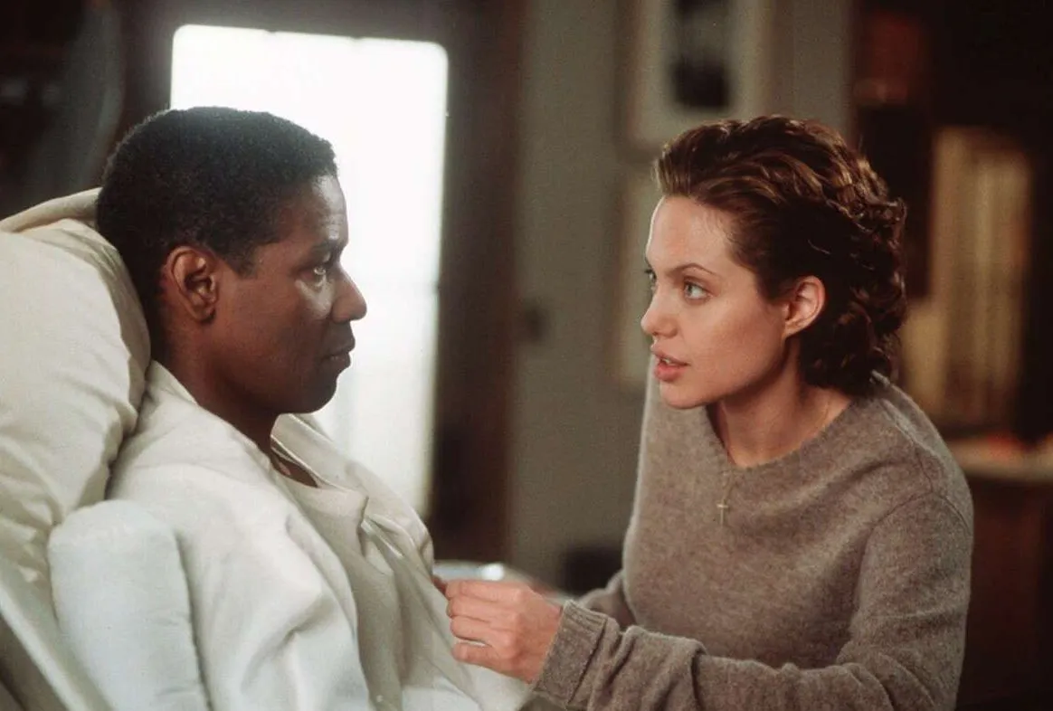 Denzel Washington and Angelina Jolie in a tense scene from The Bone Collector