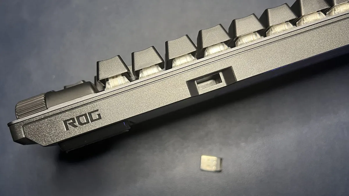 Dongle storage on top of Asus ROG Strix Scope II 96 Wireless