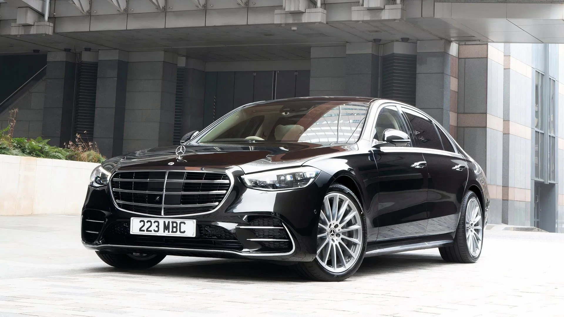 Front three-quarter view of a black 2025 Mercedes-Benz S580e