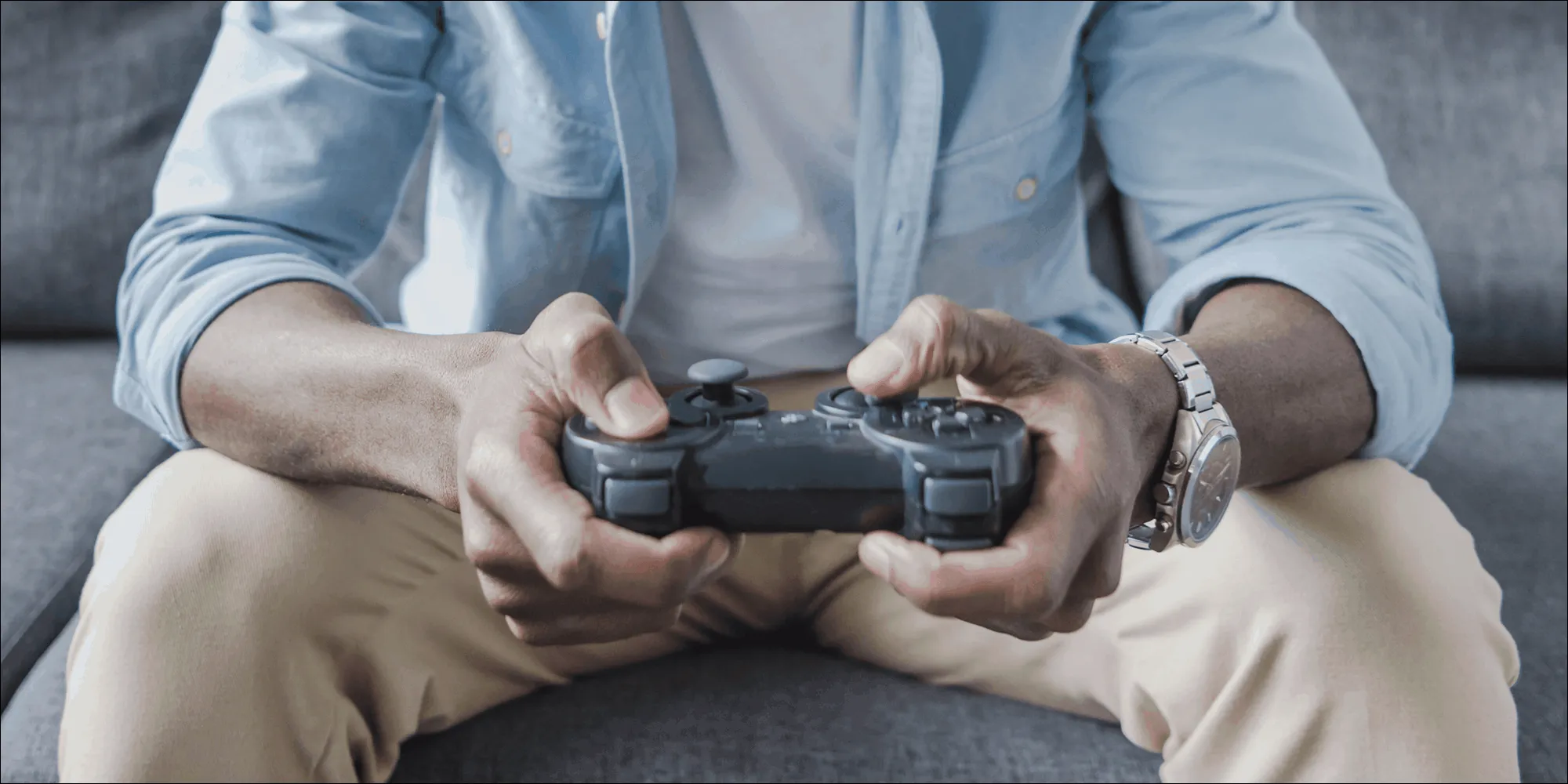 Gaming posture: gamer leaning his elbows on his thighs