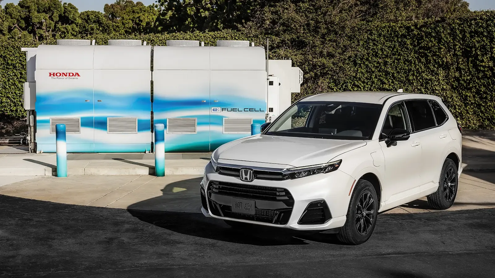Honda CR-V FCEV in a dynamic shot, highlighting its futuristic design