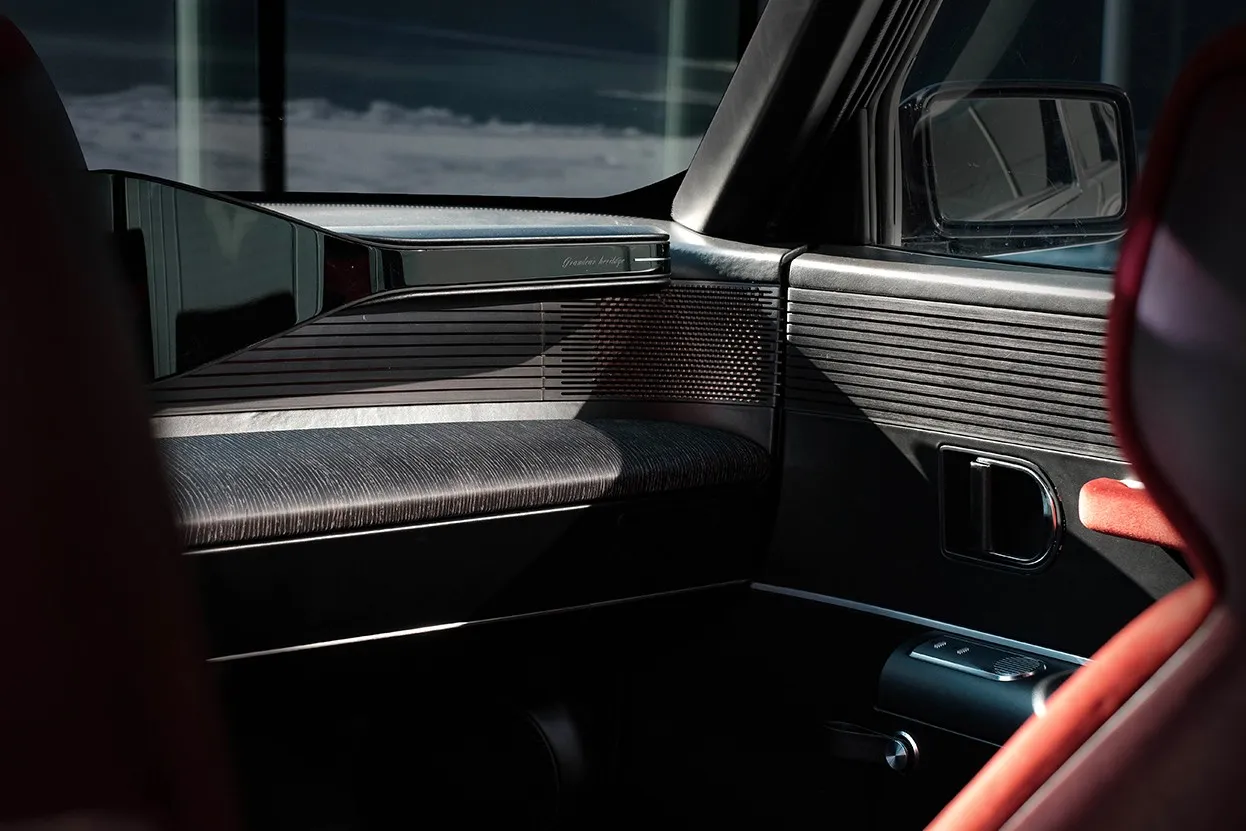 Hyundai Grandeur interior detail passenger side