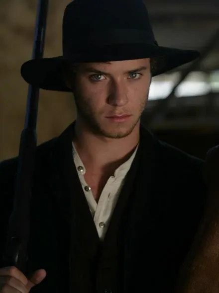 Jeremy Sumpter on set