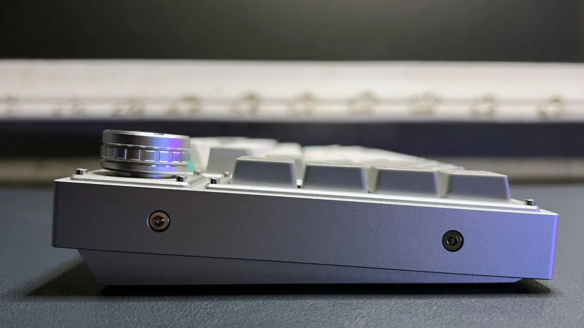 Left side of Lemokey L3