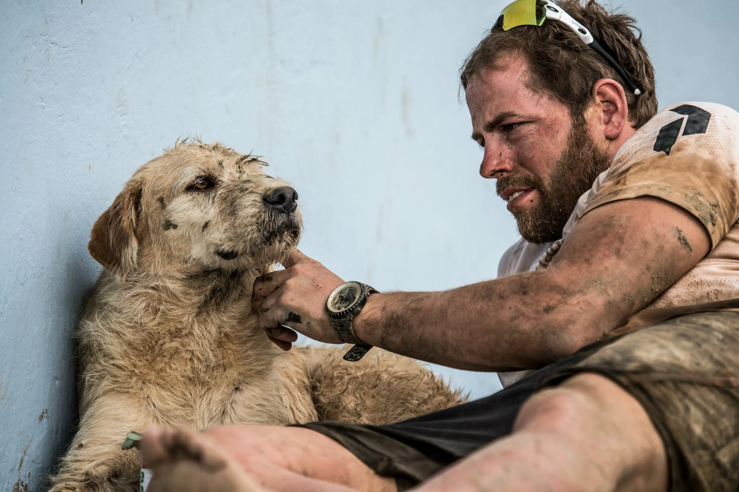Mikael Lindnord and the stray dog Arthur in Ecuador