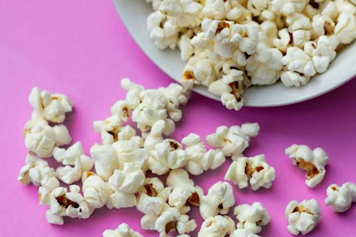 Plain air-popped popcorn in a white bowl, perfect for a clean gaming snack