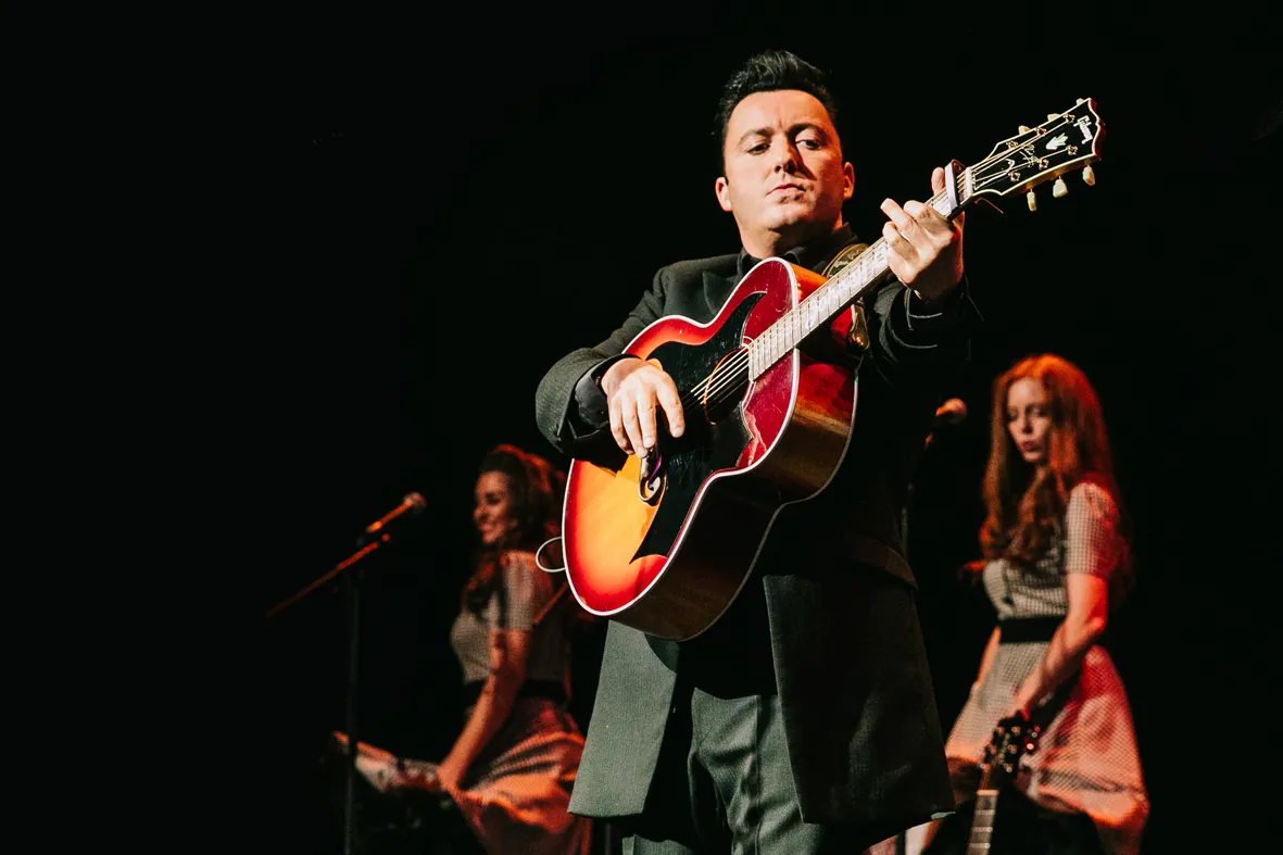 Projected backdrop with images of Johnny and June Cash