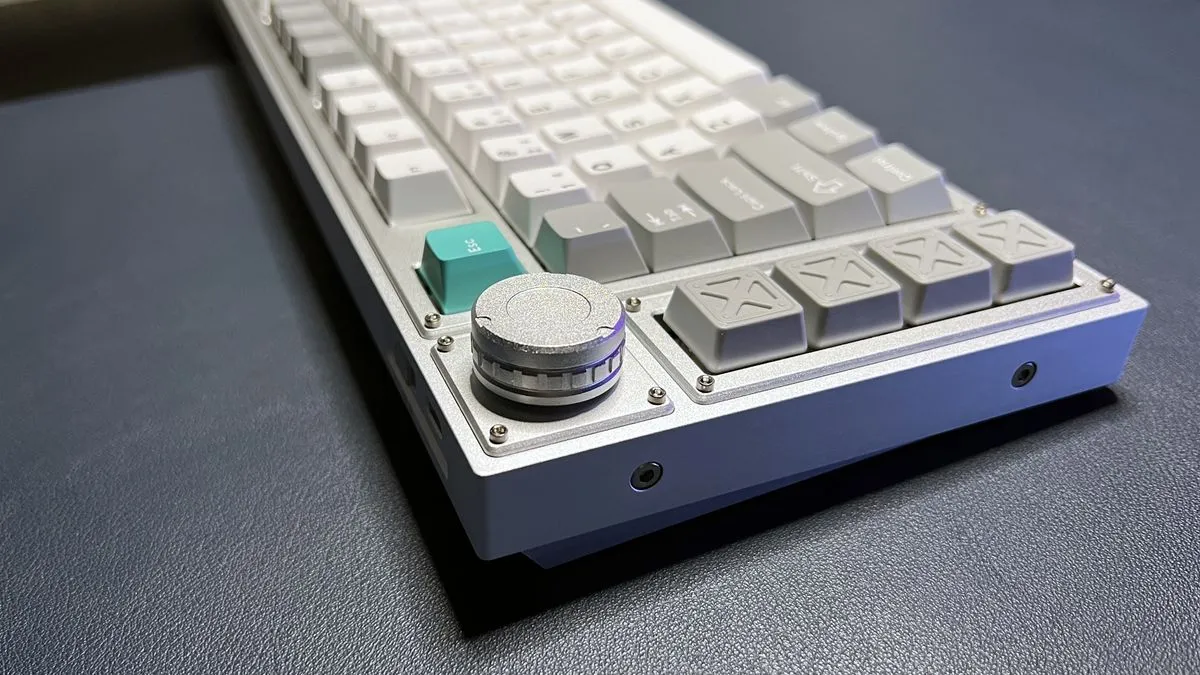 Rotary knob on Lemokey L3 upper left