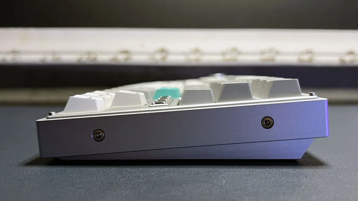 Side angle of Lemokey L3