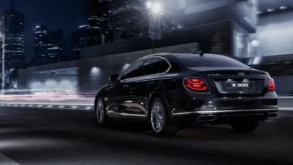 Side profile view of the Kia K900, highlighting its long wheelbase and sleek design