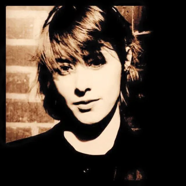 Suzanne Vega, PR shot 1985, left, Singing "Tom's Diner" at Lula Lounge on March 11, right.