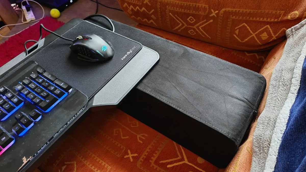 The comfortable memory foam cushions on the Couchmaster Cycon 2, designed for ergonomic support during long gaming sessions