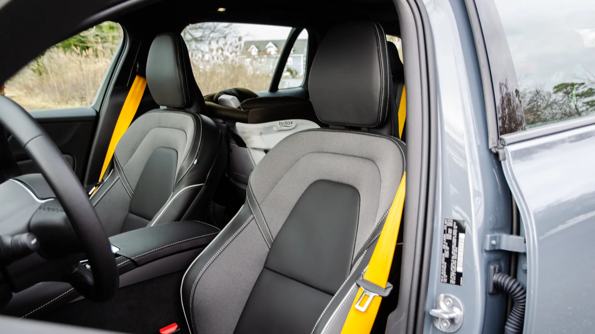 The elegant dashboard and Orrefors crystal gear shifter of the Volvo V60 Recharge T8 Polestar interior