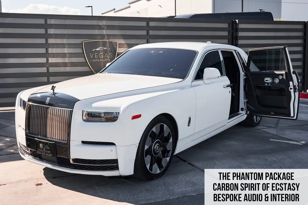 The elegant front grille and iconic Spirit of Ecstasy emblem of a Rolls-Royce Phantom