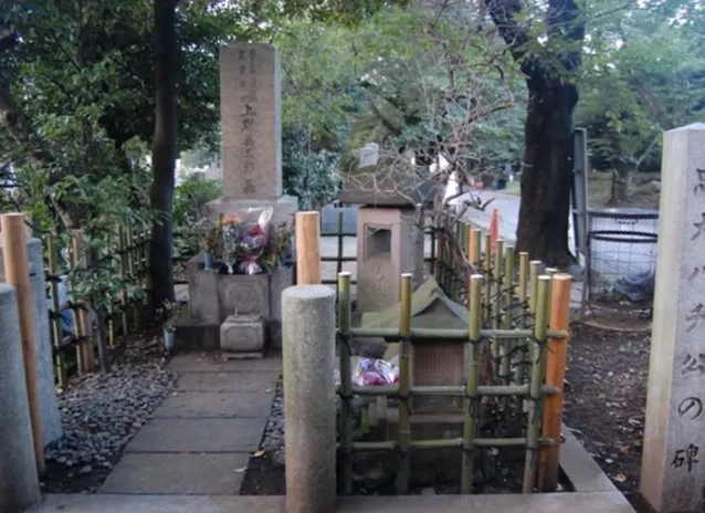 The monument dedicated to Hachiko beside his owner's tomb in Aoyama Cemetery.