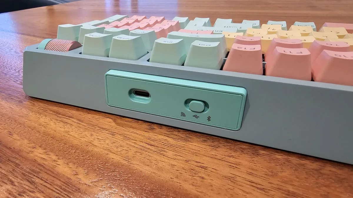Top USB on Cooler Master MK770