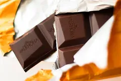 Unwrapping Valrhona Ampamakia 2006 chocolate bar