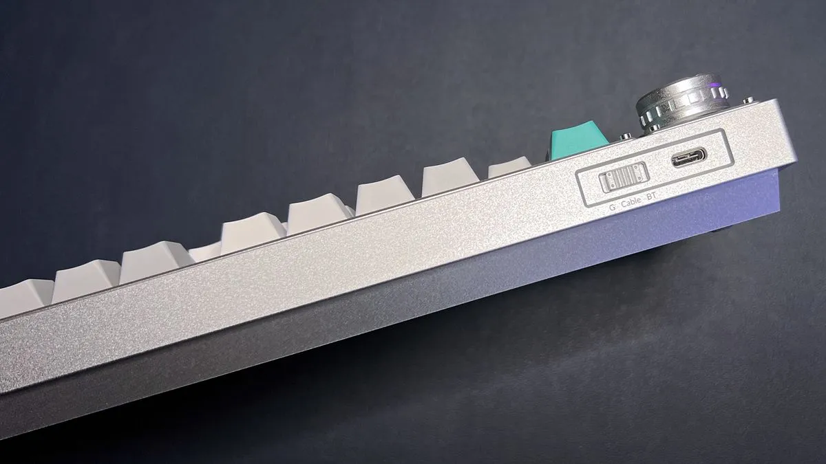 USB port on Lemokey L3 top