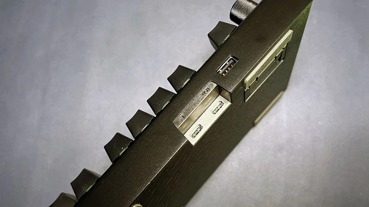 USB ports on top of Razer BlackWidow V4 Pro