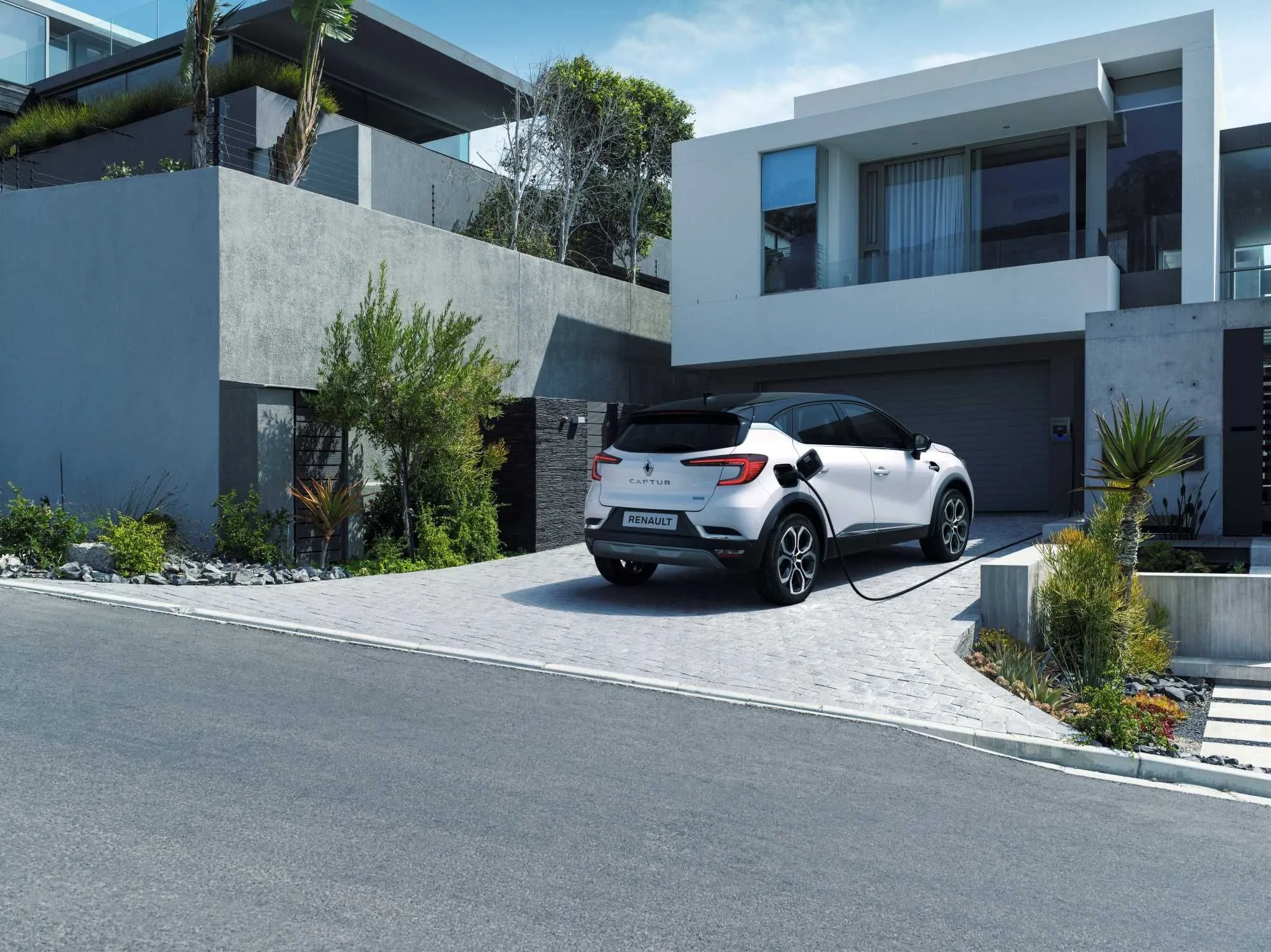 Renault Captur charging
