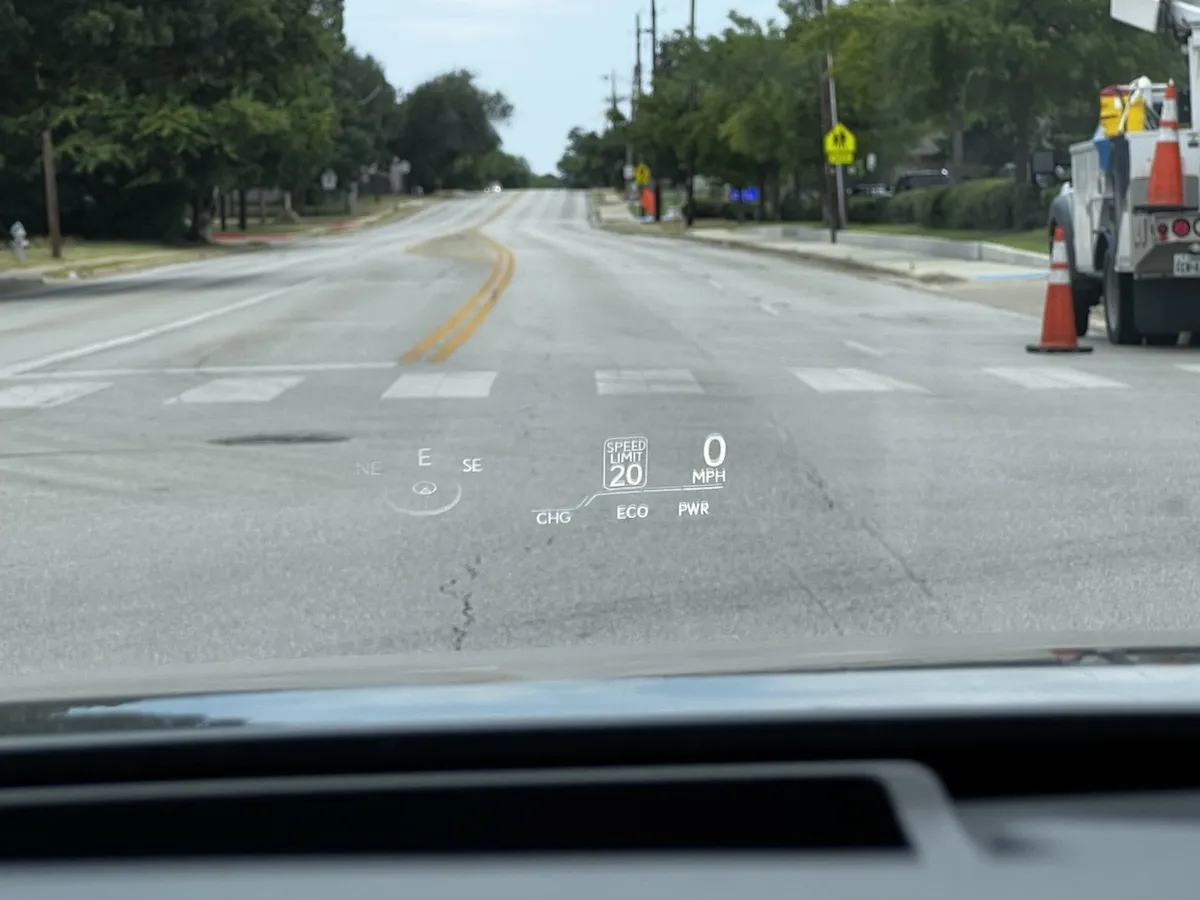 2022-Lexus-ES-300h-headup-display-carprousa
