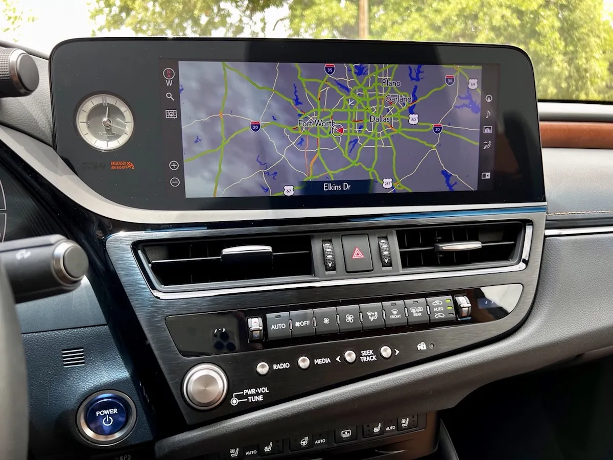 2022-Lexus-ES-300h-multimedia-touchscreen