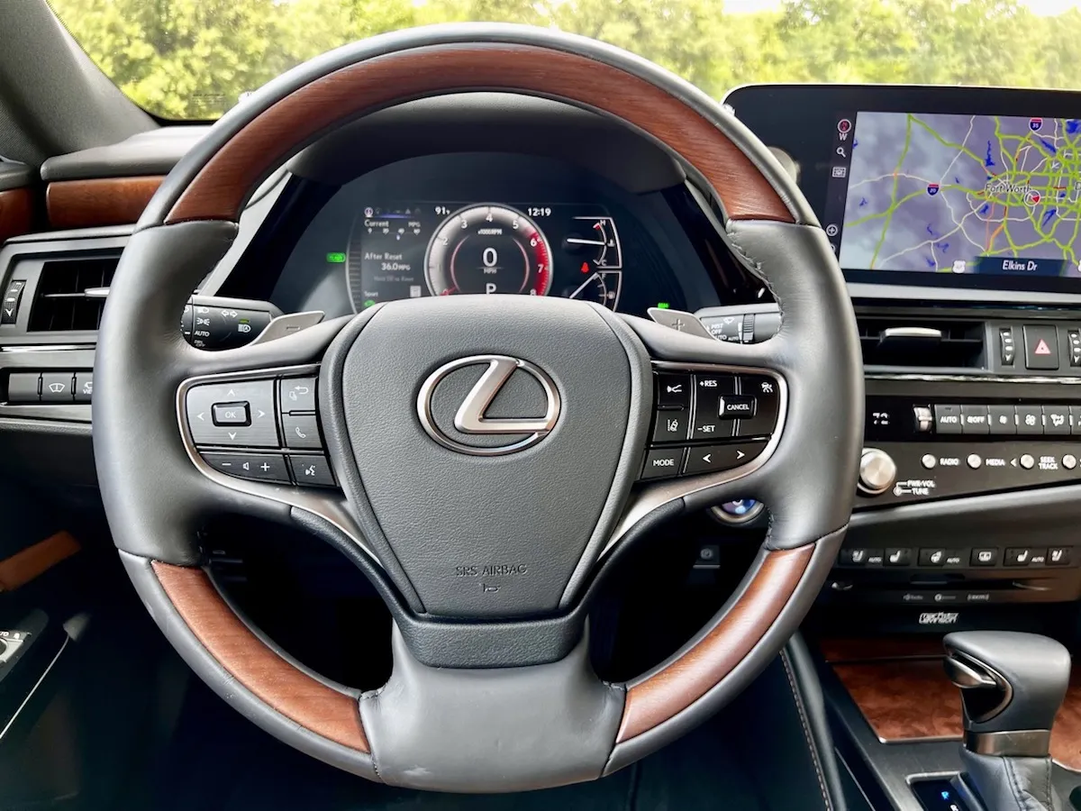 2022-Lexus-ES300h-steering-wheel