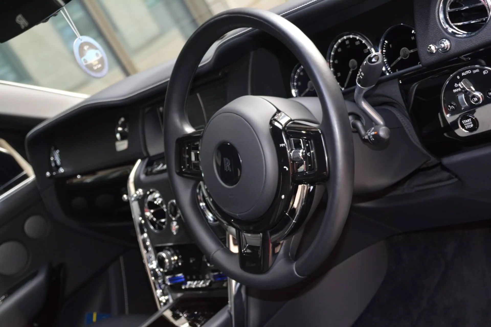 Rolls-Royce Cullinan steering wheel