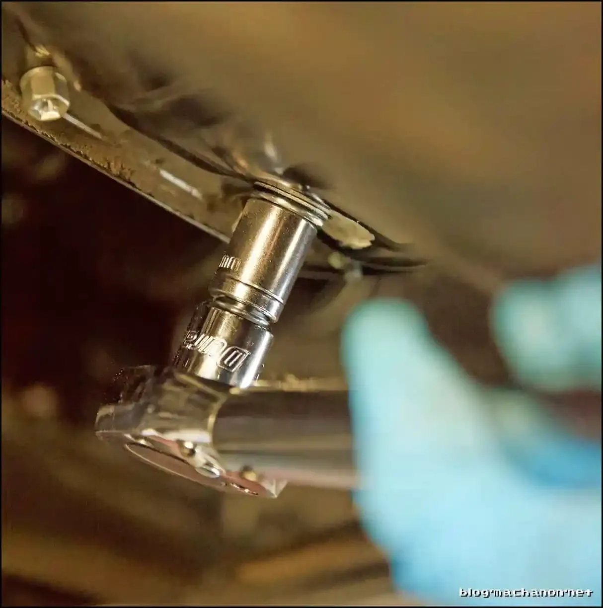 Torquing the oil drain bolt on a 3rd gen Prius
