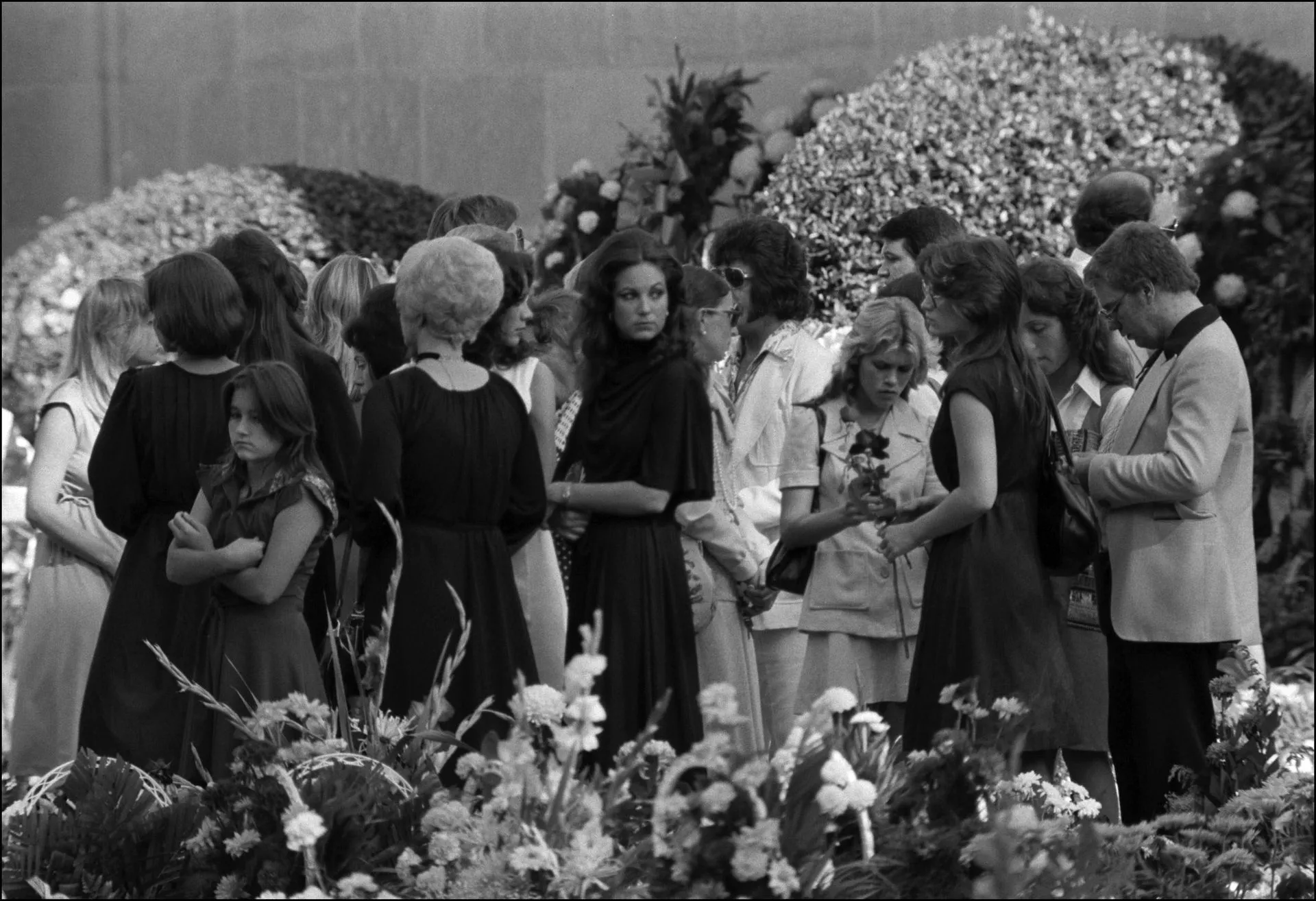 Mourners gathered solemnly during Elvis Presley’s funeral procession in Memphis