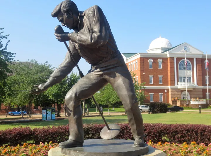 Elvis Presley in front of Tupelo City Hall, Mississippi