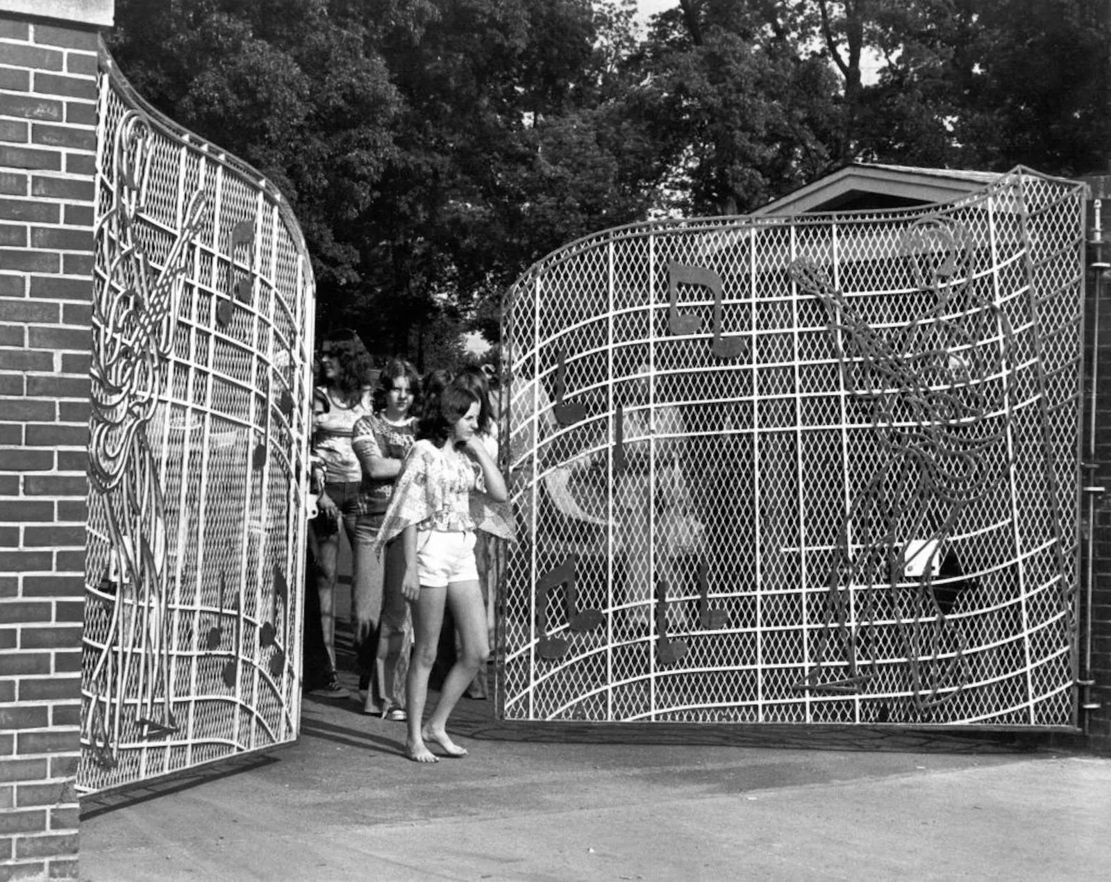 Fans leaving Graceland after visiting Elvis Presley’s home in 1970