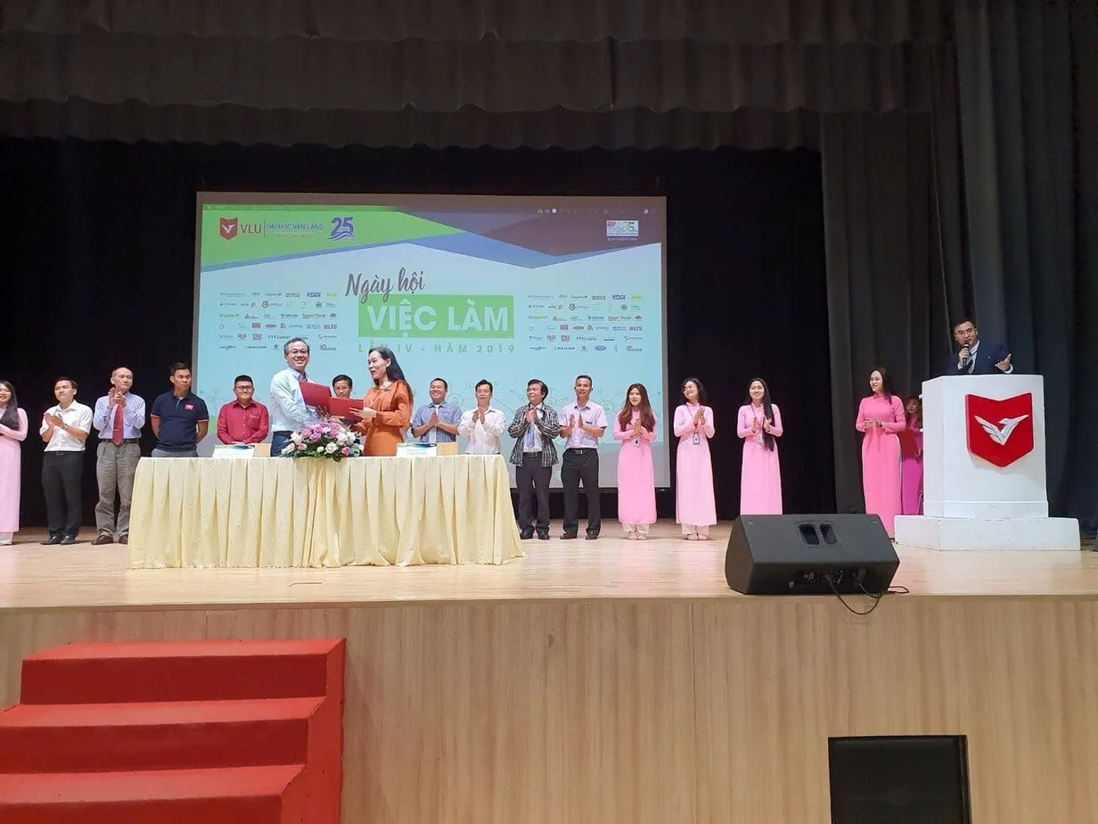 Thanh Phong Auto signed MOU with Van Lang University